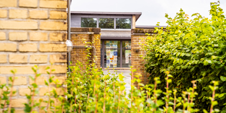 Hovedindgangen på Sabro-Korsvejskolen