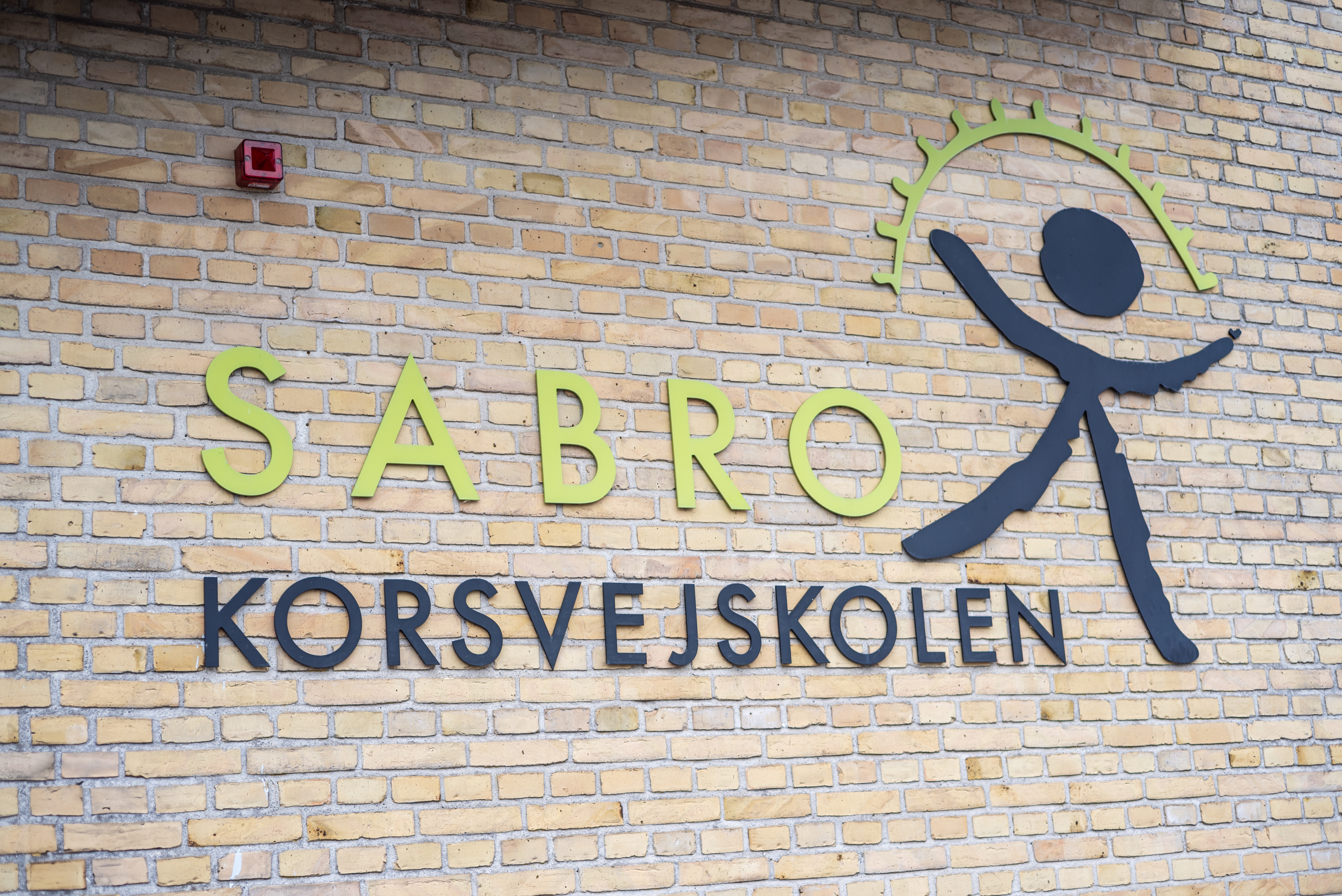 Gavl med Sabro-Korsvejskolens logo