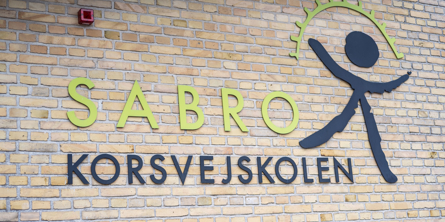 Gavl med Sabro-Korsvejskolens logo