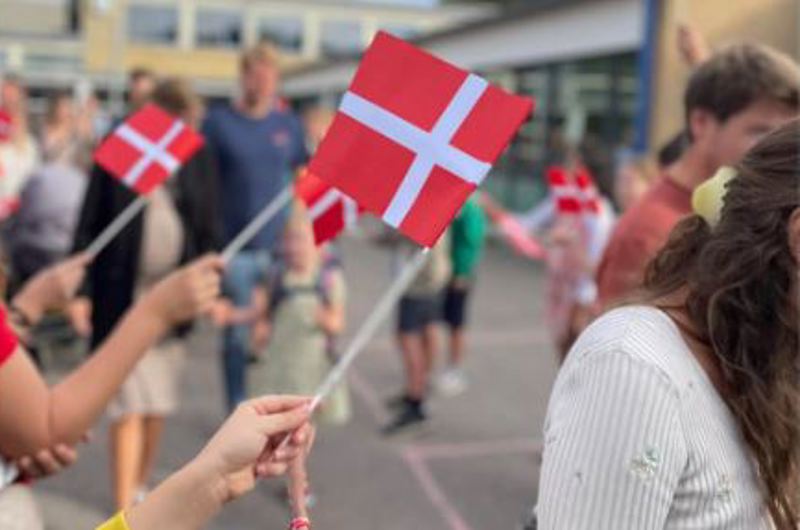 Flag ved skolen