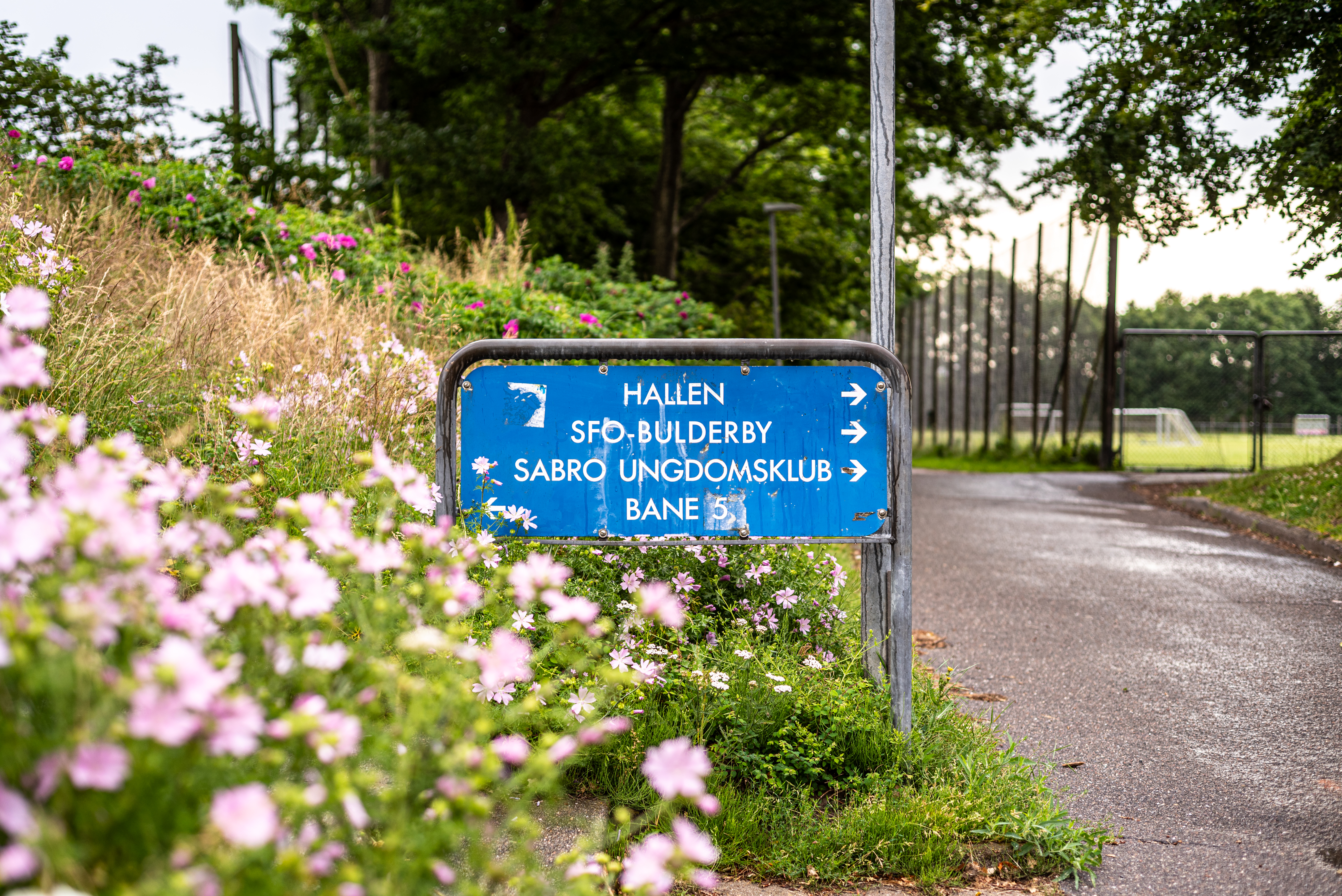 Skilt på stien udenfor Sabro-Korsvejskolen
