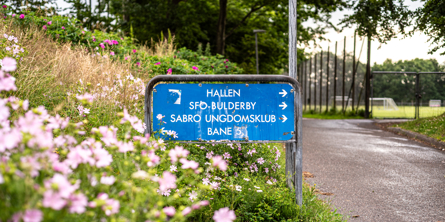 Skilt på stien udenfor Sabro-Korsvejskolen