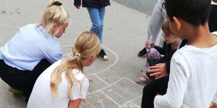 Børn og en hinkerude i skolegården